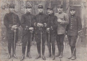 La famiglia Garibaldi volontari in Francia. Al centro Peppino Garibaldi, comandante dei volontari italiani
