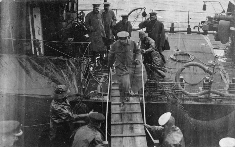 Lord Kitchener mentre sale a bordo della HMS Iron Duke fonte Imperial War Museum