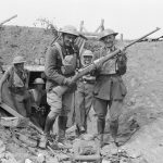Truppe neozelandesi con un Tankgewehr m1918 catturato al nemico
